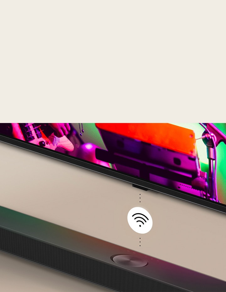 Una imagen de un televisor LG QNED y una barra de sonido montados en la pared con un símbolo de Wi-Fi blanco en el medio.