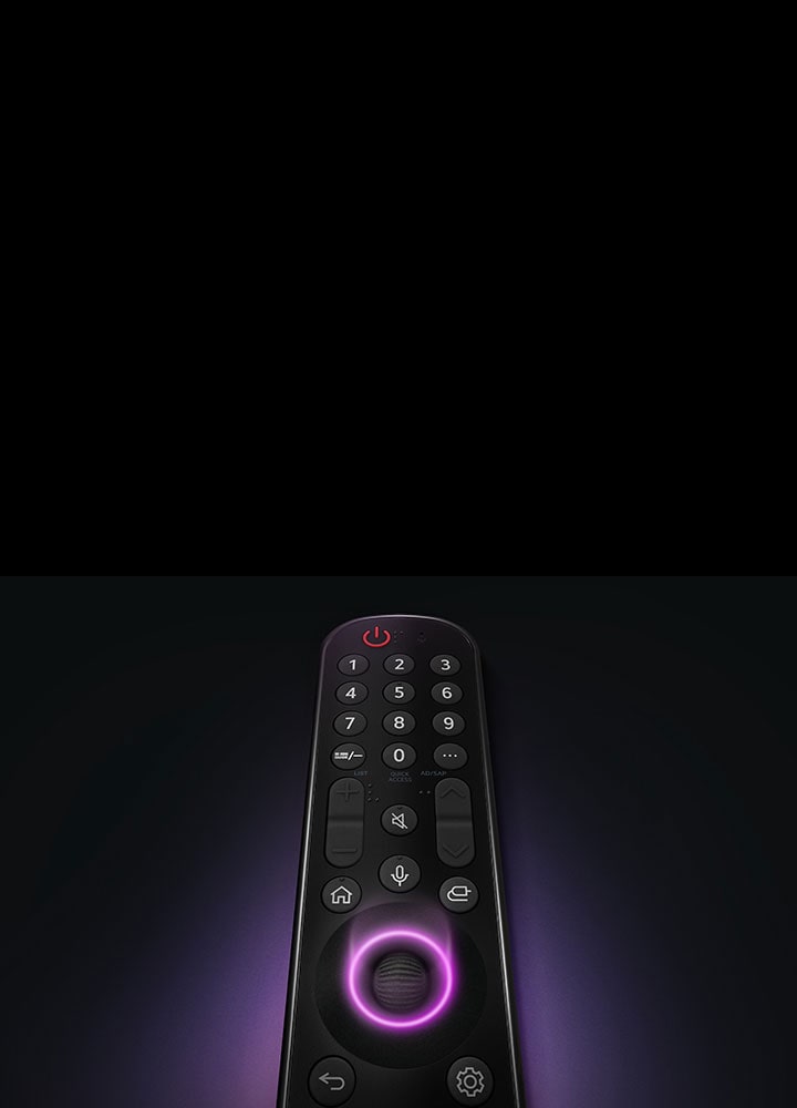 Un LG Magic Remote con el botón circular del medio, mientras una luz violeta de neón emana alrededor del botón para resaltarlos. Un suave resplandor violeta rodea el control remoto sobre un fondo negro.