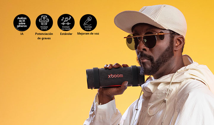 Will.i.am está sosteniendo un xboom Grab con su mano derecha.