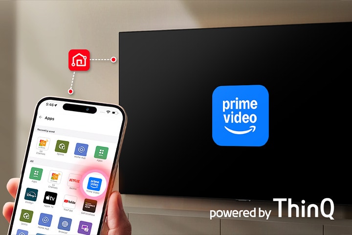 Člověk drží smartphone s otevřenou aplikací LG ThinQ před televizorem LG Smart TV, na kterém je zobrazeno logo Prime Video, což ilustruje spuštění aplikace jedním klepnutím z telefonu na televizor.