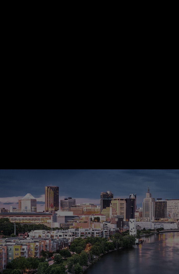 Nudná krajina města s nízkým rozlišením. Objeví se procesor alpha 11 AI. Různé kruhové ikony se pohybují po městské krajině a ukazují, jak procesor analyzuje každý prvek v záběru. Procesor pulzuje výkonem a obraz městské krajiny je najednou jasnější, detailnější a s rozlišením 4K díky technologii AI Super Upscaling.