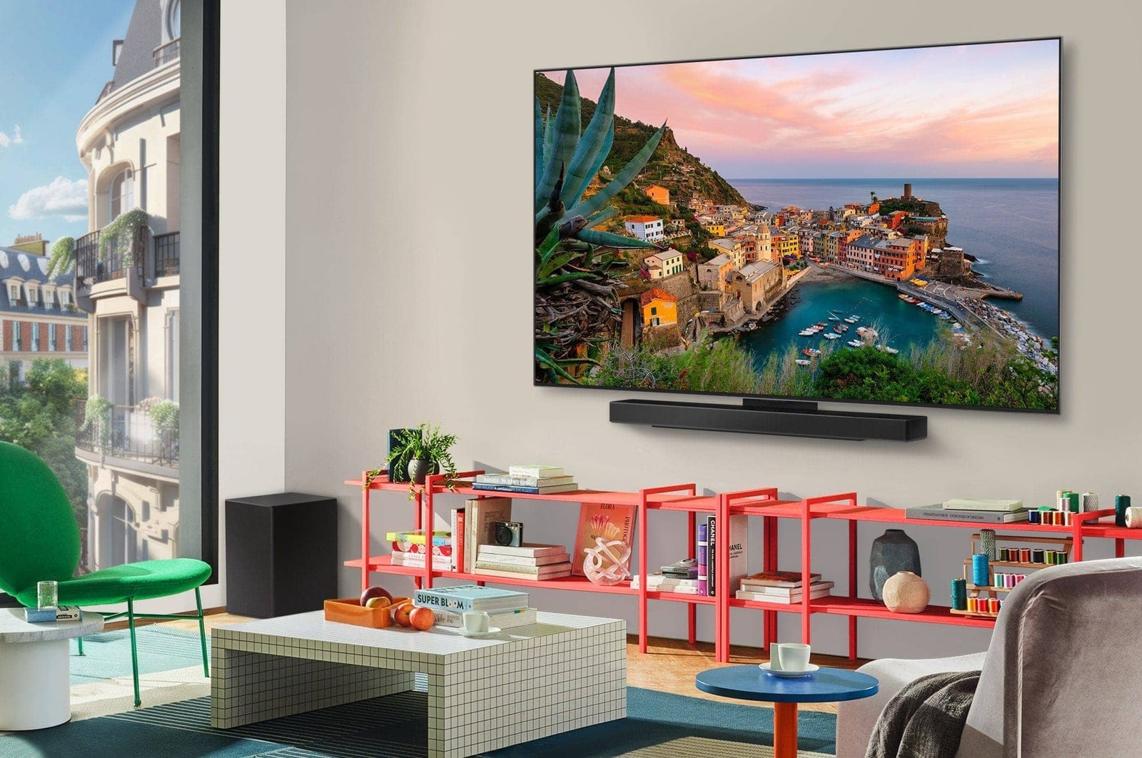 Široký pohled na stylový a barevný obývací pokoj. LG OLED evo AI C5 4K Smart TV je připevněn na stěně a pod ním je umístěn LG Soundbar. Design televizoru dobře zapadá do prostoru. Na televizní obrazovce je barevná kresba.