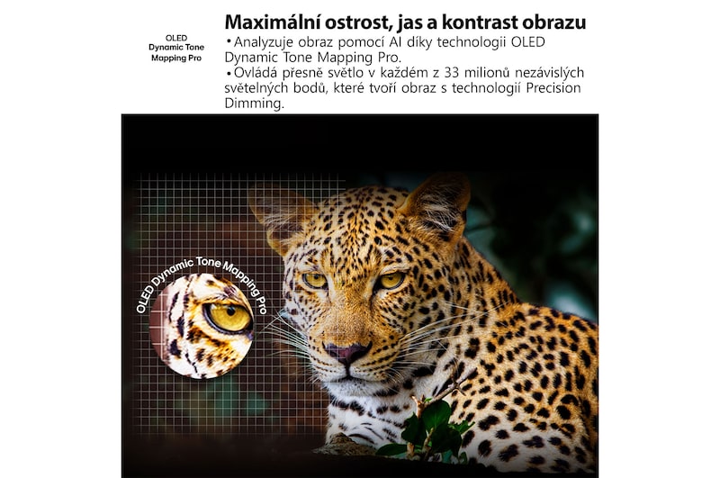 Noční táborový oheň uprostřed přírody. V dálce je vidět les a jezero. Večerní obloha je plná hvězd. Celá scéna je rozdělena na dvě poloviny. Jedna strana je tmavší a matnější. Druhá polovina je pozoruhodně jasnější, což dokazuje působivý jas funkce Brightness Booster.