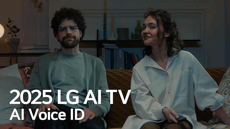 Je vidět název, 2025 LG AI TV, Al Voice ID. Na pohovce sedí muž a žena s dálkovým ovladačem.