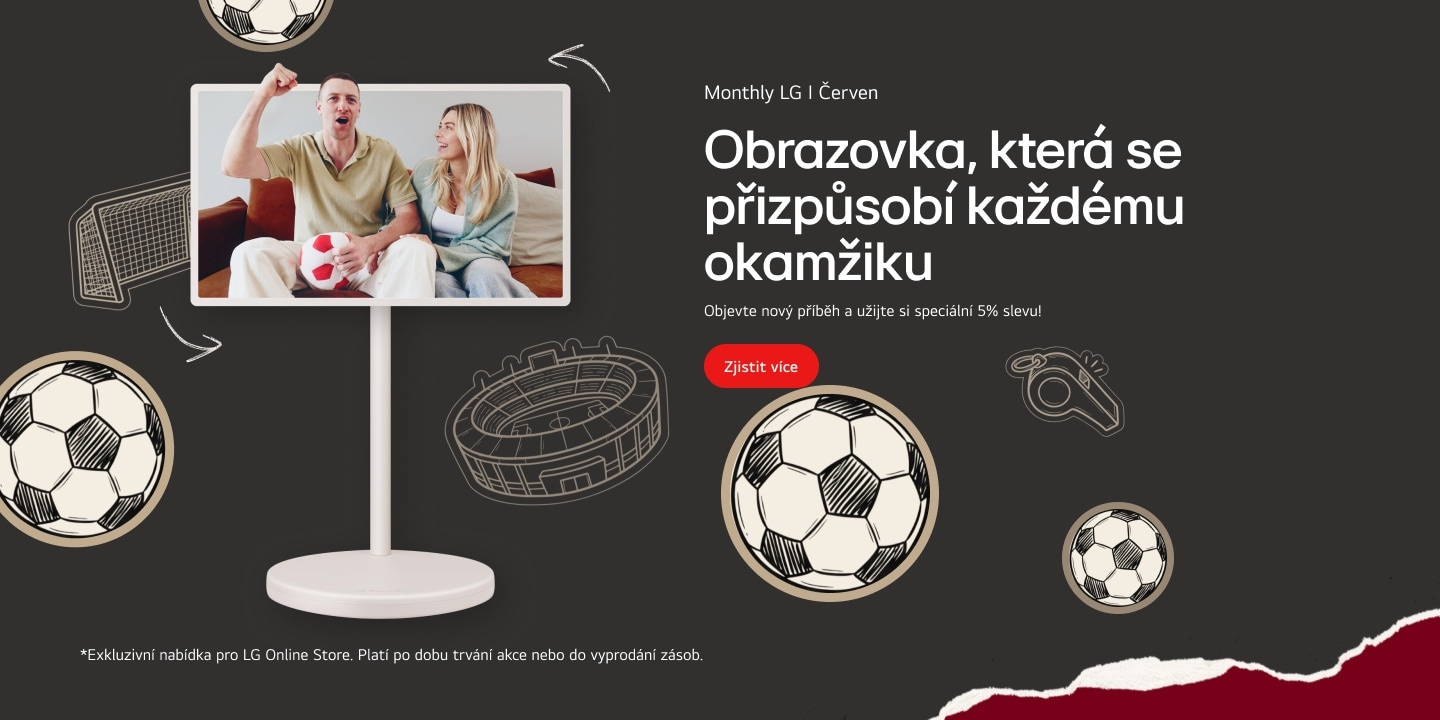 Na obrazovce StanbyME 2 je pár na pohovce; muž drží plyšový fotbalový míč a jásá se zvednutou pěstí, zatímco žena se vedle něj usmívá.