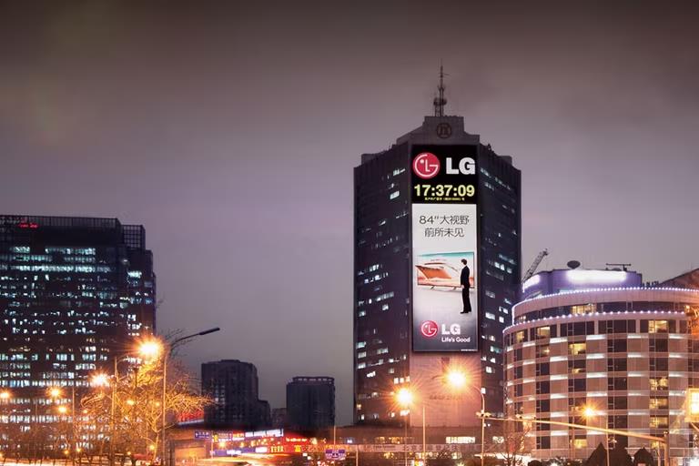 Noční pohled na billboard s reklamou společnosti LG Electronics v Pekingu