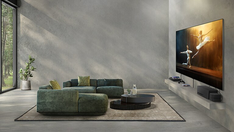 Obrazovka LG OLED T zachycující pohyb v elegantní místnosti s multimediálním centrem vyobrazeným na několika různých místech.