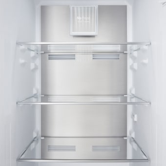 Detailní pohled na zadní stěnu metal fresh.