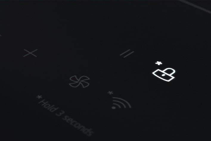 Ovládací panel indukční varné desky LG s ikonou zámku a dalších funkcí.