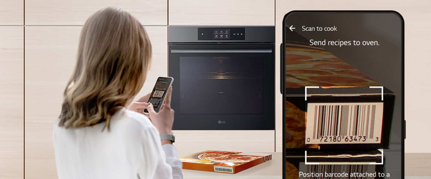 Toto je obrázek ženy, která skenuje čárový kód na obalu potraviny pomocí svého chytrého telefonu.