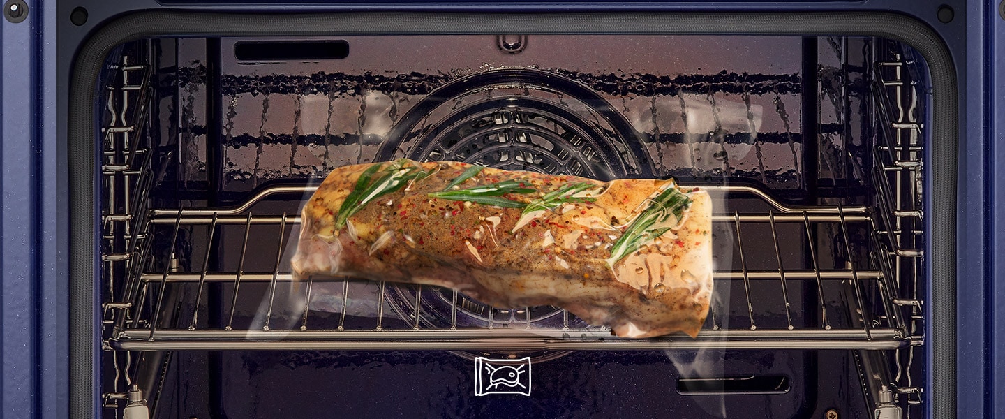 Obrázek, vakuově balené maso se vaří vzduchem sous vide.