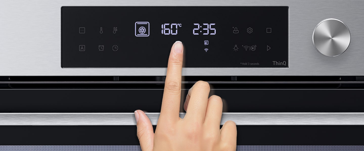 Obraz utírání vnitřku trouby hadříkem.