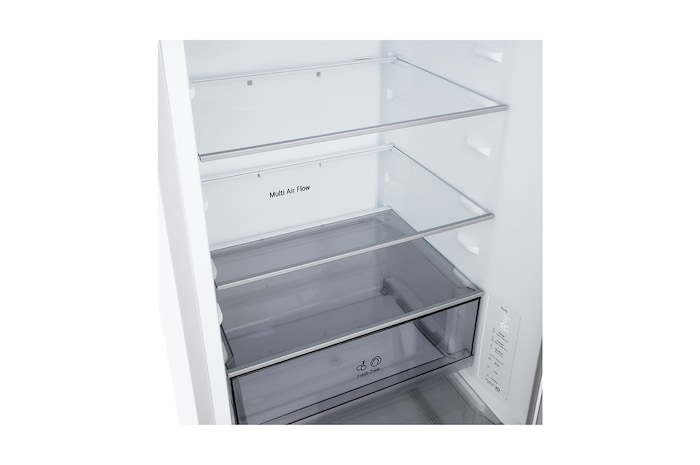 Přední pohled na chladničku s mrazničkou LG s ventilací DoorCooling+™