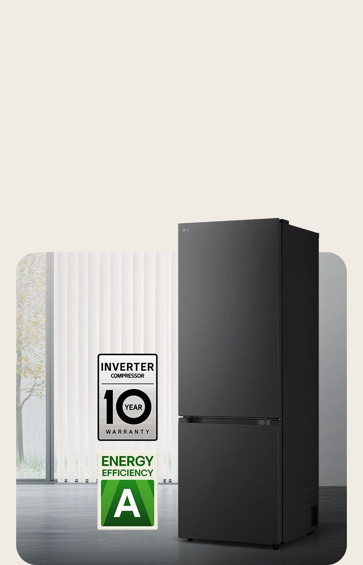 Kombinovaná chladnička LG (GBBS726CPY) v matné černé barvě, pohled zepředu v prosvětlené místnosti s vertikálními žaluziemi, s 10letou zárukou na kompresor a ikonami energetické účinnosti C dole.