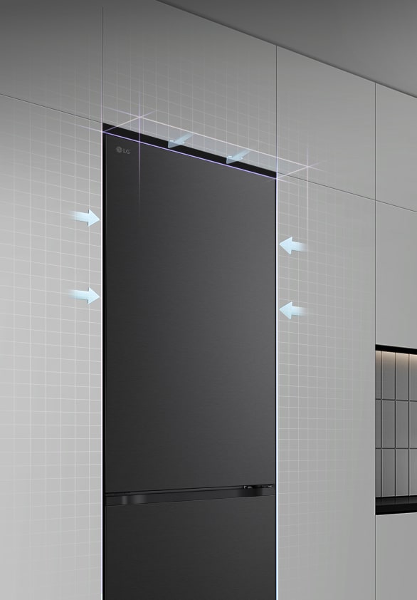 Kombinovaná chladnička LG (GBBW726AEV) zabudovaná do vysokých šedých skříněk s modrými šipkami směřujícími k horní a přední straně.