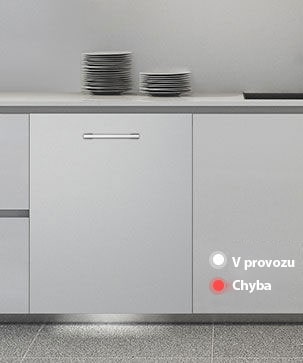 Vestavná myčka v kuchyni s bílým světlem indikujícím provozní stav a červeným světlem indikujícím chybu.