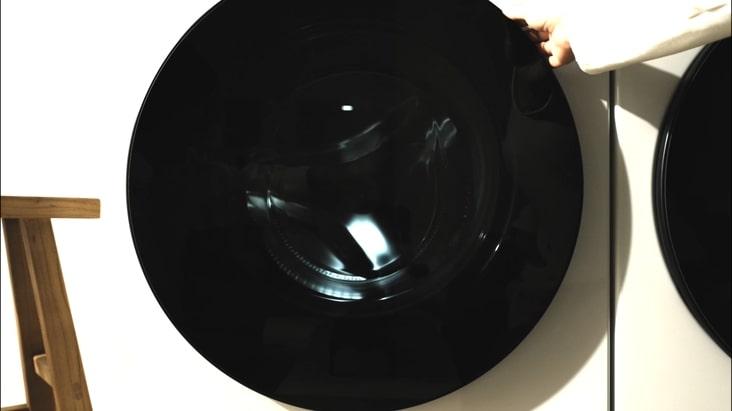 Video s otevřením dvířek, vložením prádla do prostorného bubnu a zapnutí pračky. Video s otevřením dvířek, vložením prádla do prostorného bubnu a zapnutí pračky.