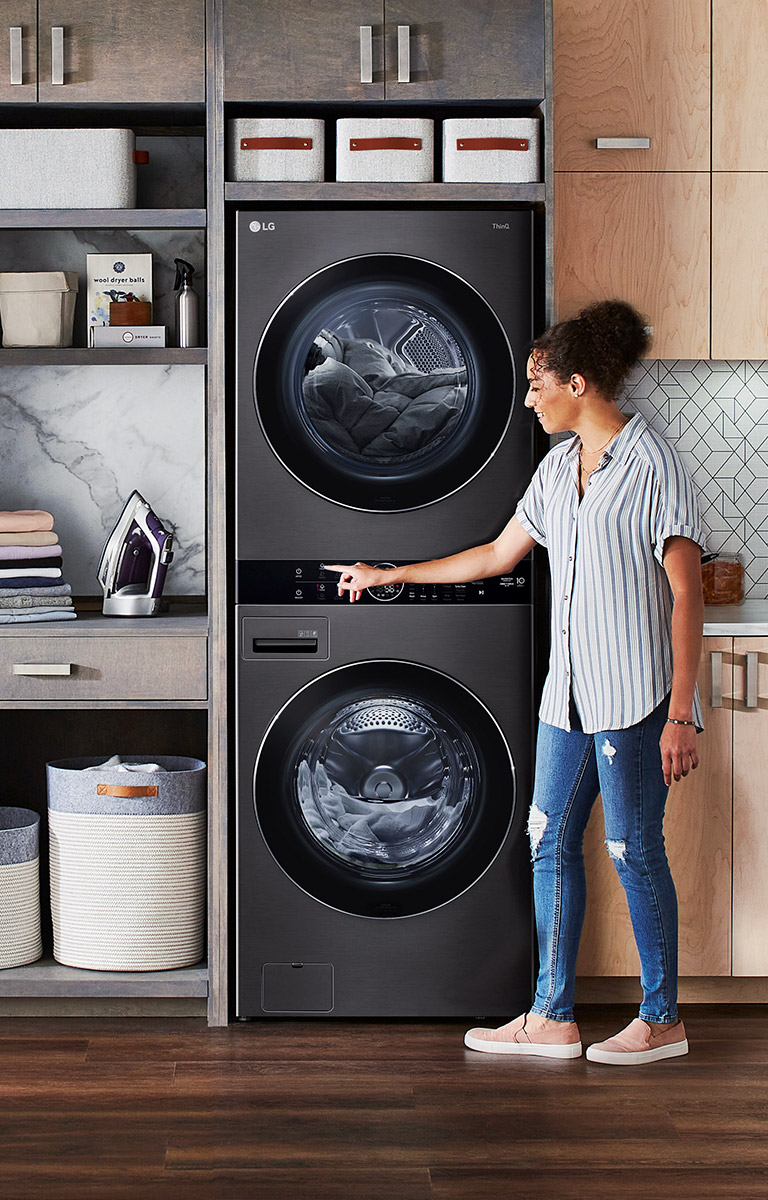 Umyvadlo je uspořádáno v souladu s ostatním nábytkem. Věž obsluhuje žena.