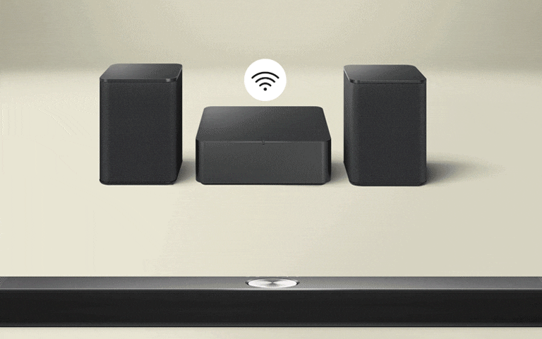 Zadní reproduktory a Wireless Connectivity Box proti soundbaru LG Soundbar s modrými křivkami znázorňujícími propojení mezi boxem a soundbarem. Nad boxem Wireless Connectivity Box je černobílý symbol připojení. Poté box zmizí a mezi levým zadním reproduktorem a soundbarem se objeví modré křivky znázorňující připojení. Černobílý symbol konektivity je nyní nad zadním reproduktorem.