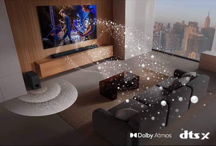 LG Soundbar, LG TV a subwoofer jsou v obývacím pokoji mrakodrapu a přehrávají hudební představení. Bílé zvukové vlny tvořené kapkami se promítají ze soundbaru a smyčkou obklopují pohovku. Subwoofer vytváří zvukový efekt zespodu. Logo Dolby Atmos Logo DTS X
