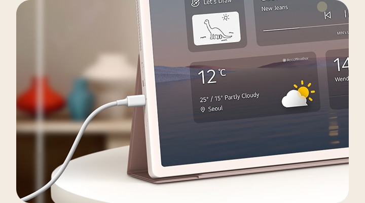 Detailní záběr kabelu USB-C připojeného k zařízení StanbyME 2.