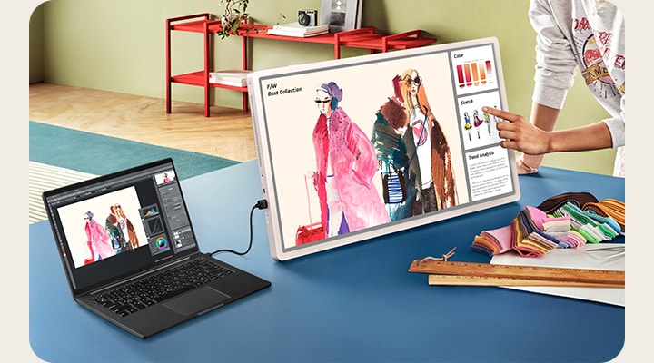 StanbyME 2 připojený k jinému zařízení zobrazujícímu materiály ze schůzky.