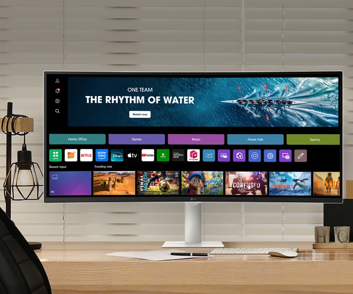 Monitor v domácím kancelářském prostředí, který střídá tři způsoby použití: streamování zábavního obsahu, profesionální design a programování a filmové scény.