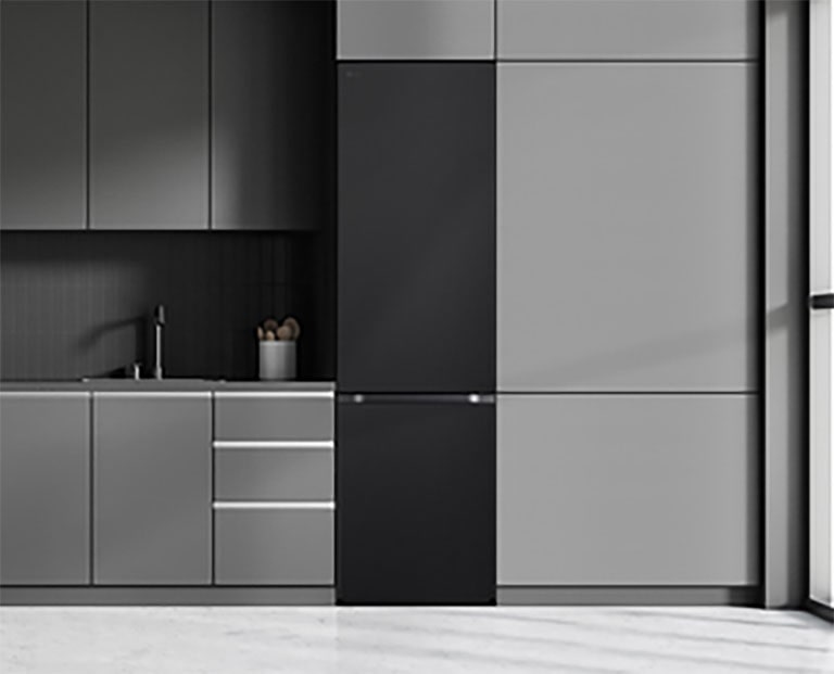Moderní kuchyně s lednicí, která plynule zapadá do okolního nábytku a připomíná vestavěný model.