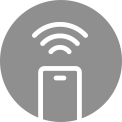 Tři ikony nahoře naznačují, že v karuselu jsou tři obrázky. Druhá ikona, označená „Chytré upozornění“, je červená. Na podlaze sedí muž, sleduje svůj telefon a v pozadí je možné vidět troubu. Na levé straně obrazovky je zobrazena aplikace ThinQ v telefonu s ikonou Wi-fi nad jeho obrazovkou.