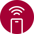Tři ikony nahoře naznačují, že v karuselu jsou tři obrázky. Druhá ikona, označená „Chytré upozornění“, je červená. Na podlaze sedí muž, sleduje svůj telefon a v pozadí je možné vidět troubu. Na levé straně obrazovky je zobrazena aplikace ThinQ v telefonu s ikonou Wi-fi nad jeho obrazovkou.