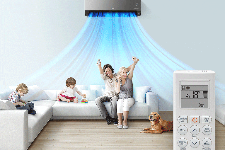 Na gauči v obývacím pokoji sedí rodina a klimatizace LG je nainstalována nad nimi. Z klimatizace vychází modré proudy znázorňující, že přístroj je v provozu. V popředí je možné vidět přední část dálkového ovládání zobrazující tlačítka a teplotu.