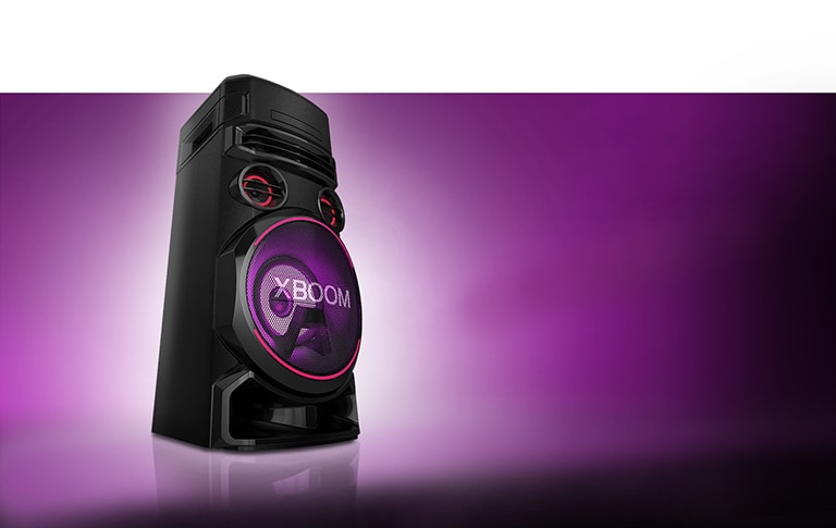 Pohled z nízkého úhlu na levou stranu zařízení LG XBOOM proti fialovému pozadí. Světlo zařízení XBOOM je rovněž fialové.