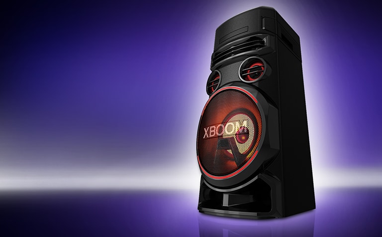 Pohled z nízkého úhlu na pravou stranu zařízení LG XBOOM proti fialovému pozadí. Světlo zařízení XBOOM je červené.