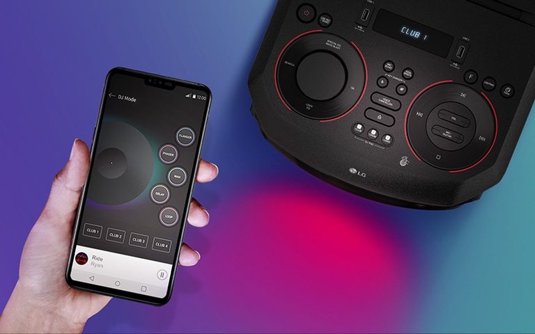 Ruka držící chytrý telefon vedle horní části reproduktoru LG XBOOM.