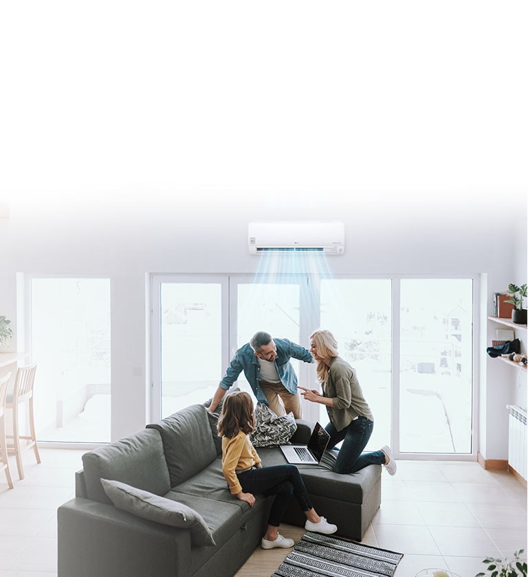 Obrázek rodiny, která se dobře baví v obývacím pokoji.