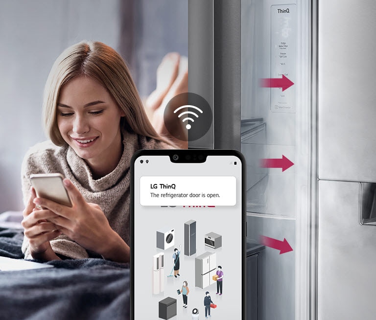 Na jednom obrázku žena leží na posteli a sleduje displej telefonu. Druhý obrázek ukazuje, že dvířka chladničky zůstala otevřená. V popředí obou obrázků je displej telefonu, který zobrazuje oznámení aplikace LG ThinQ a ikonu Wi-Fi nad telefonem.