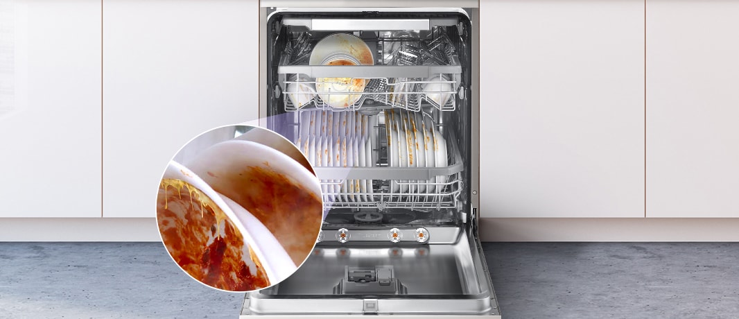 Myčka s plně otevřenými dvířky, odhalující špinavé nádobí uvnitř.