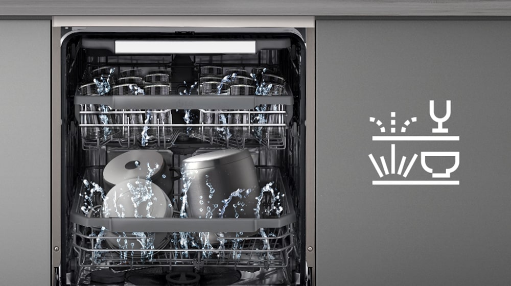 Vnitřek myčky nádobí s šetrným mytím horního koše a výkonným mytím spodního koše.