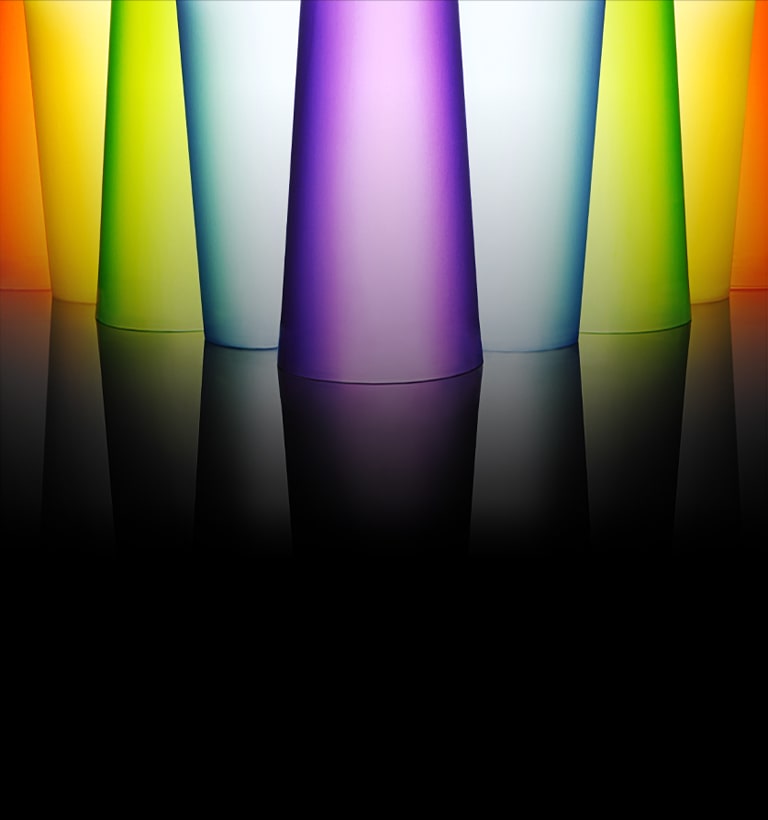 Snímek, na kterém jsou zářivé a pestrobarevné sklenice.