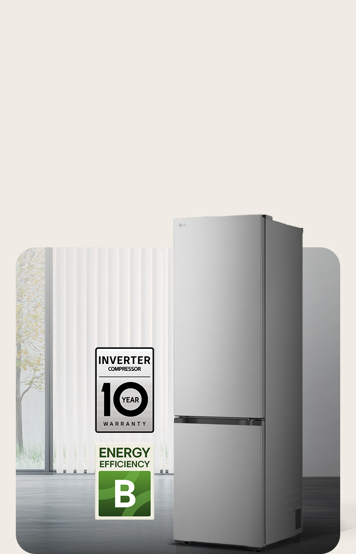 Kombinovaná chladnička LG v matné černé barvě, pohled zepředu v prosvětlené místnosti s vertikálními žaluziemi, s 10letou zárukou na kompresor a ikonami energetické účinnosti C dole.