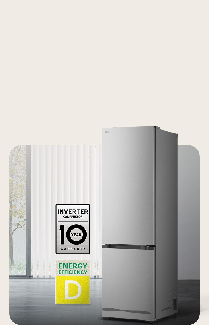 Kombinovaná chladnička LG v matné černé barvě, pohled zepředu v prosvětlené místnosti s vertikálními žaluziemi, s 10letou zárukou na kompresor a ikonami energetické účinnosti C dole.