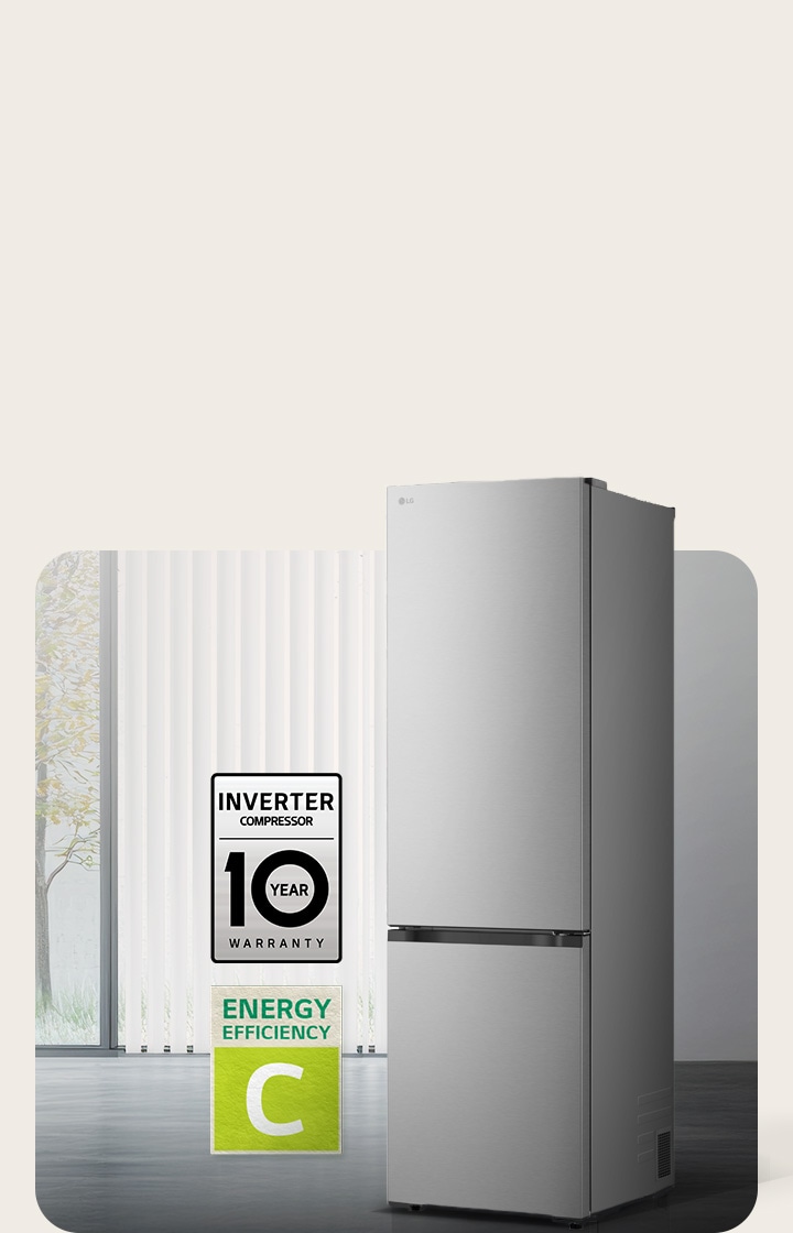Kombinovaná chladnička LG v matné černé barvě, pohled zepředu v prosvětlené místnosti s vertikálními žaluziemi, s 10letou zárukou na kompresor a ikonami energetické účinnosti C dole.