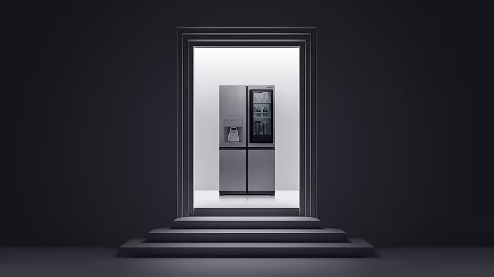 LG SIGNATURE Chladnička je položena na místo, kde je instalováno černé a bílé schodiště a struktura stěny.