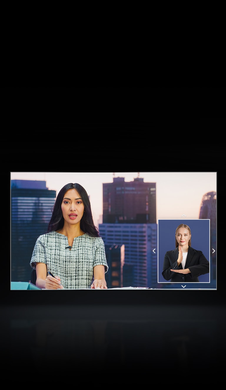Na TV obrazovce je zpravodajská reportáž a v pravém dolním rohu je velká obrazovka zobrazující znakovou řeč.