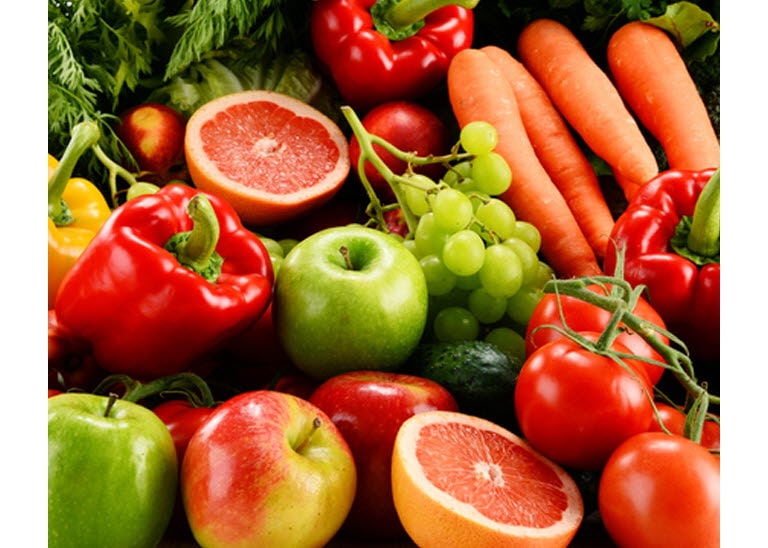 Výběr čerstvého ovoce a zeleniny v živých barvách.