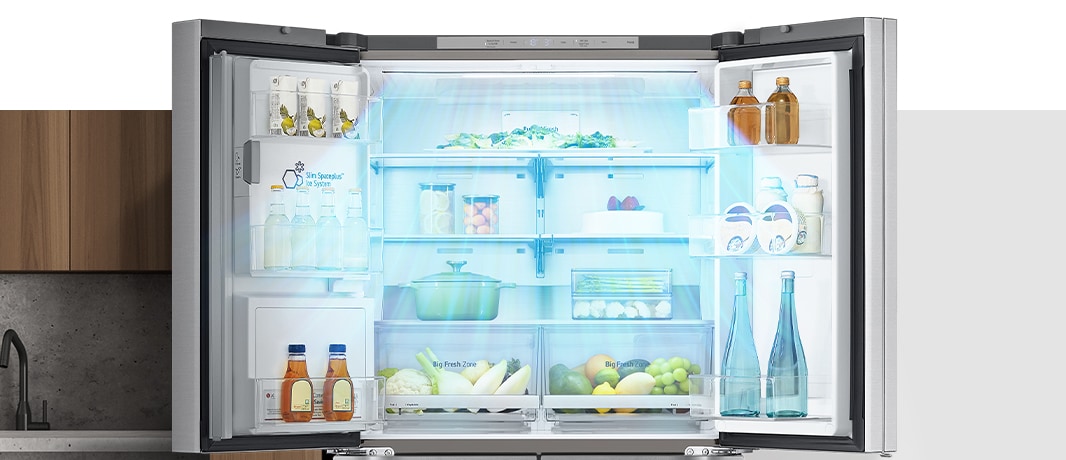 Otevřená chladnička s potravinami uvnitř, dole na obrázku jsou na obou stranách a celkově zobrazeny modré šipky, které znamenají chlad.
