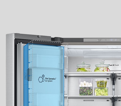 Uvnitř chladničky je úzký vnitřní výrobník ledu zvýrazněn modře a lednice je plná surovin