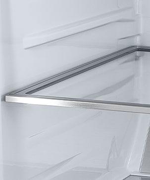 Diagonální pohled na polici s kovovým dekorem uvnitř chladničky.