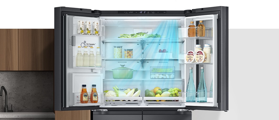 Otevřená chladnička LG s uspořádanými potravinami, lahvemi a zásuvkami, rovnoměrně chlazená modrým světlem DoorCooling™.