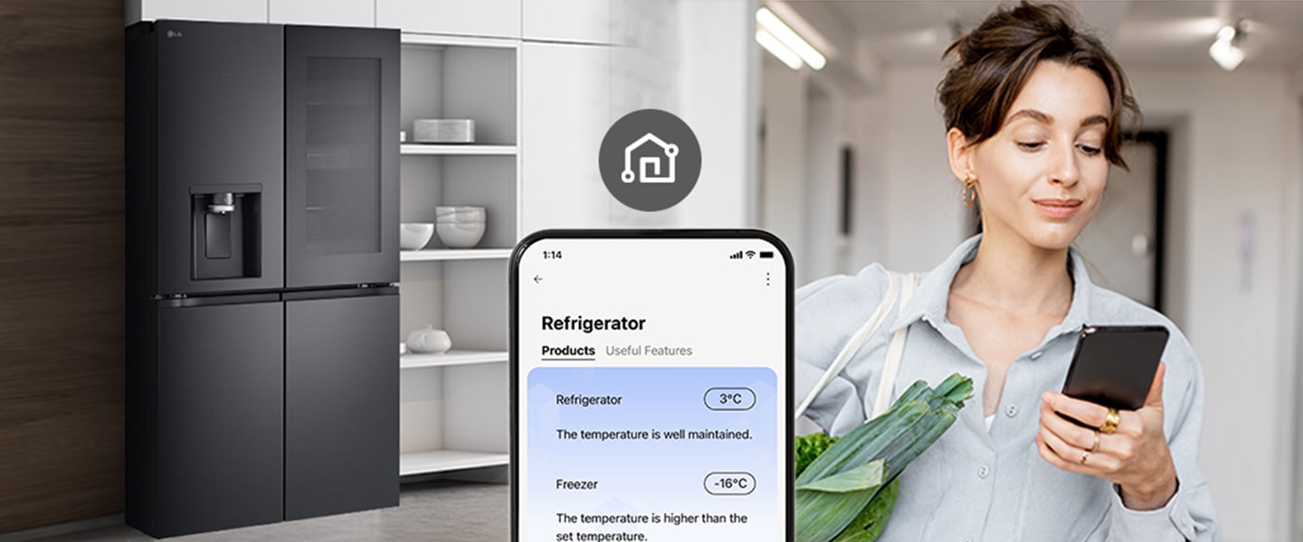 Elegant černá lednice LG s dotykovým ovládáním vedle ženy s telefonem a zeleninou v tašce.
